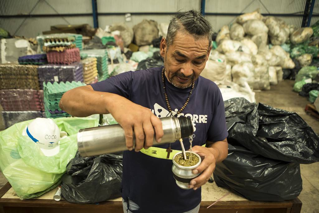 Los descansos entre jornada y jornada de reciclaje son con mate y amigos.